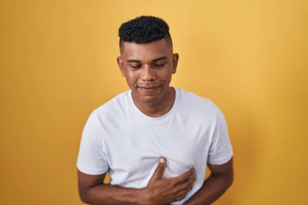 Homem Hispânico Jovem Sobre Fundo Amarelo Com Mão Estômago Porque — Fotografia de Stock