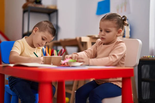 Duas Crianças Pré Escolares Sentadas Mesa Desenhando Papel Jardim Infância — Fotografia de Stock