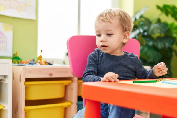 Adorable Blond Toddler Preschool Student Sitting Table Drawing Paper Kindergarten — Foto de Stock