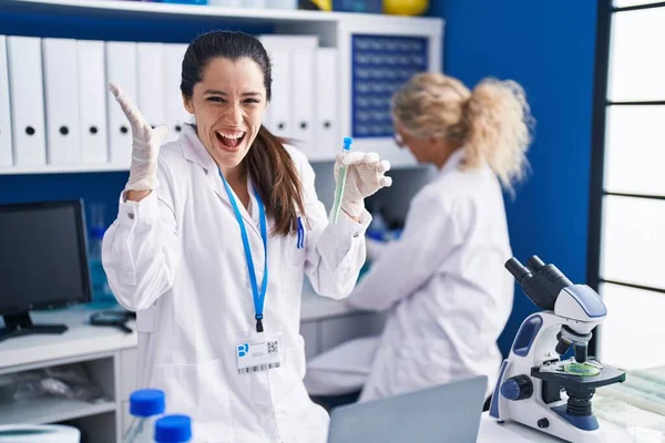 Mulher Hispânica Jovem Trabalhando Laboratório Cientista Celebrando Vitória Com Sorriso — Fotografia de Stock