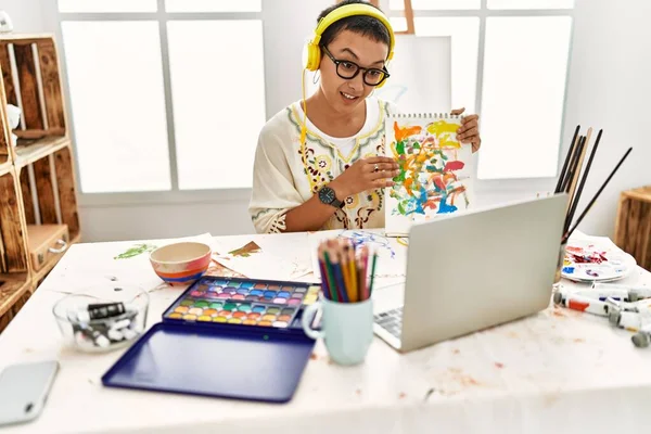 Young Hispanic Woman Having Online Draw Lesson Art Studio — Zdjęcie stockowe