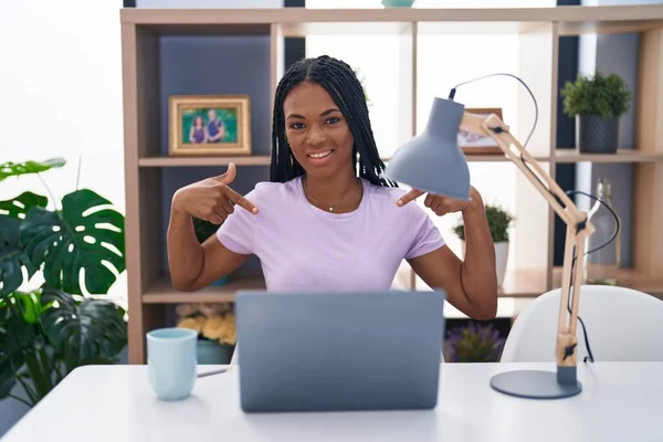 Африканская Американка Косичками Используя Ноутбук Дома Выглядит Уверенно Улыбкой Лице — стоковое фото