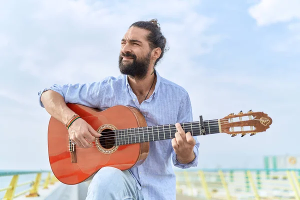 Jovem Músico Hispânico Tocando Guitarra Clássica Beira Mar — Fotografia de Stock