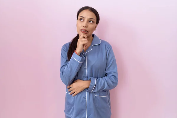 Młoda Arabka Niebieskiej Piżamie Myśląca Pytaniu Zaniepokojona Zdenerwowana Ręką Podbródku — Zdjęcie stockowe