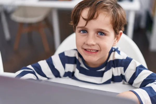 Αξιολάτρευτο Ισπανόφωνο Αγόρι Φοιτητής Χρησιμοποιώντας Φορητό Υπολογιστή Κάθεται Στο Τραπέζι — Φωτογραφία Αρχείου