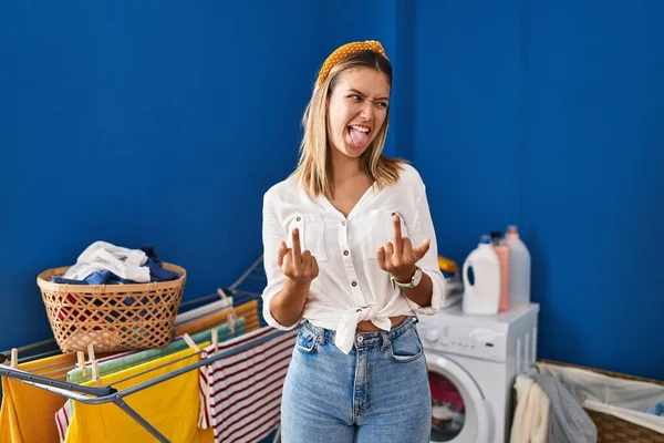 Young Blonde Woman Laundry Room Showing Middle Finger Doing Fuck — Stockfoto