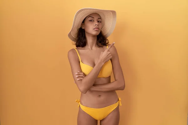 Mujer Hispana Joven Con Bikini Sombrero Verano Señalando Con Dedo —  Fotos de Stock
