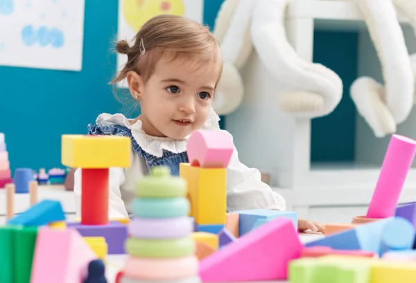 Liebenswertes Blondes Kleinkind Spielt Kindergarten Mit Bauklötzen — Stockfoto