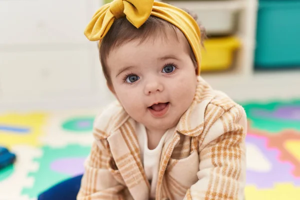 Liebenswertes Blondes Kleinkind Lächelt Selbstbewusst Kindergarten Auf Dem Boden Sitzend — Stockfoto