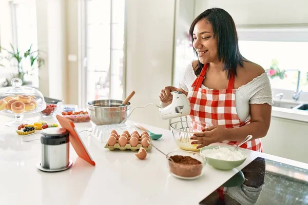 Hispanic Brunette Woman Preparing Cake Looking Online Recipe Kitchen — Stock Photo, Image