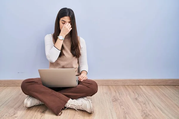 Young Brunette Woman Working Using Computer Laptop Sitting Floor Tired — Foto de Stock