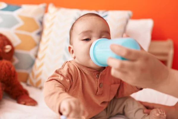 Adorable Niño Hispano Bebiendo Agua Sentada Cama Dormitorio —  Fotos de Stock