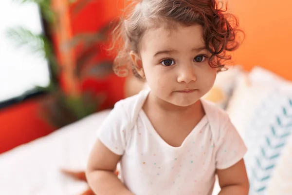 Adorable Bambin Hispanique Debout Sur Lit Dans Chambre — Photo