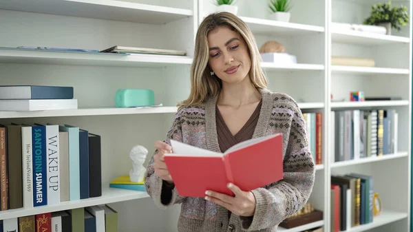 Young Blonde Woman Teacher Smiling Confident Reading Book Library University — Foto Stock