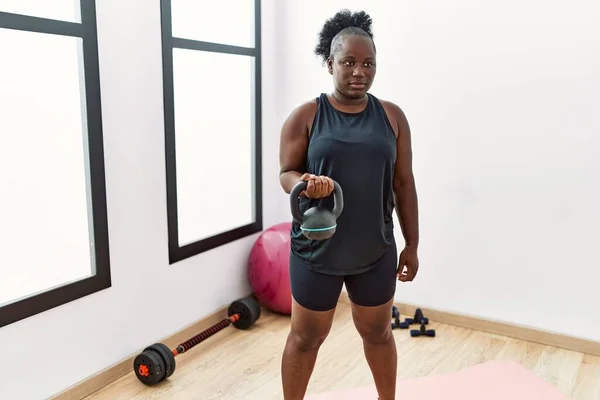 Юна Афроамериканська Жінка Яка Тренується Користуючись Дзвінком Спортивному Центрі — стокове фото
