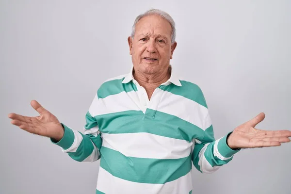 Uomo Anziano Con Capelli Grigi Piedi Sfondo Bianco Indiscreto Confuso — Foto Stock