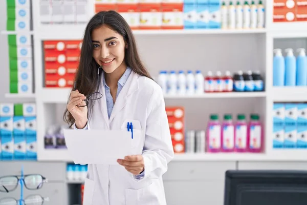 Young Hispanic Girl Pharmacist Reading Prescription Pharmacy — Foto de Stock