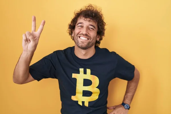 Latynoski Młodzieniec Koszulce Bitcoinem Uśmiechnięty Kamery Pokazujący Palce Robiące Znak — Zdjęcie stockowe