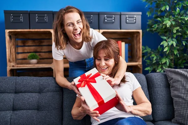 Deux Femmes Mère Fille Surprise Avec Cadeau Maison — Photo