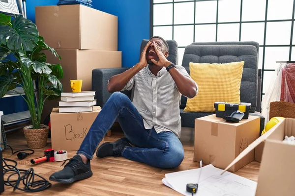 Africký Američan Sedí Podlaze Novém Domově Hlasitě Křičí Rukama Nad — Stock fotografie
