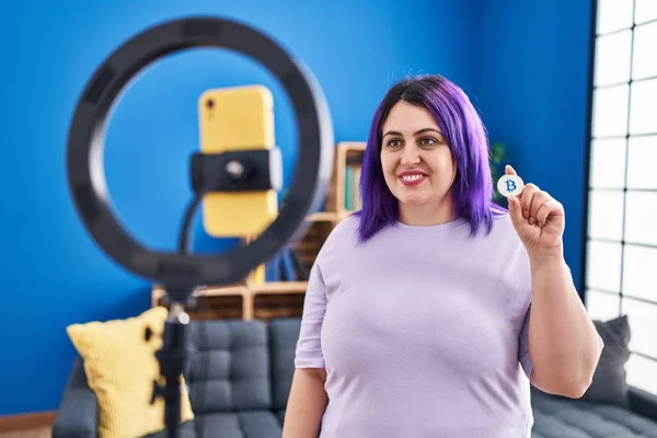Size Woman Wit Purple Hair Recording Bitcoin Tutorial Smartphone Home — Stock fotografie