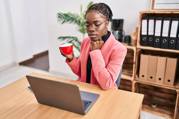Αφρο Αμερικανίδα Επιχειρηματίας Χρησιμοποιώντας Φορητό Υπολογιστή Πίνοντας Καφέ Στο Γραφείο — Φωτογραφία Αρχείου