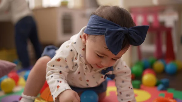 Liebenswertes Kleinkind Spielt Kindergarten Mit Bällen Auf Dem Boden — Stockfoto