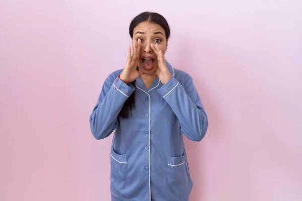 Young Arab Woman Wearing Blue Pajama Shouting Angry Out Loud — Zdjęcie stockowe