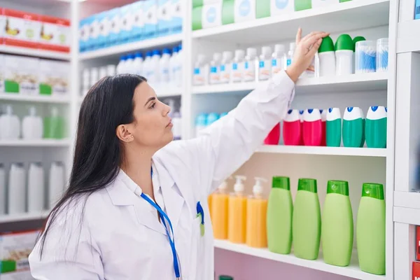 Young Beautiful Hispanic Woman Pharmacist Holding Product Shelving Pharmacy — Stockfoto