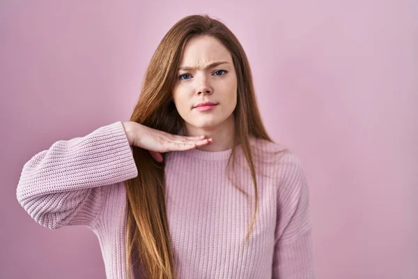 Jonge Kaukasische Vrouw Staan Roze Achtergrond Snijden Keel Met Hand — Stockfoto
