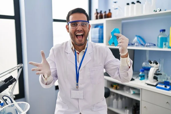 Laboratuvarda Çalışan Sakallı Mavi Kurdeleli Genç Bir Adam Zaferi Mutlu — Stok fotoğraf