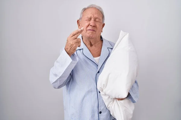 Senior Man Grey Hair Wearing Pijama Hugging Pillow Gesturing Finger — Zdjęcie stockowe