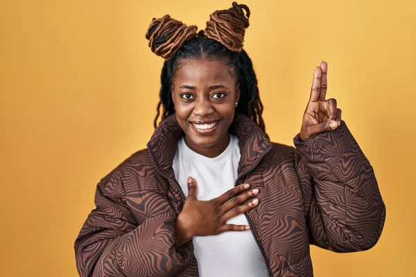 African Woman Braided Hair Standing Yellow Background Smiling Swearing Hand — Photo