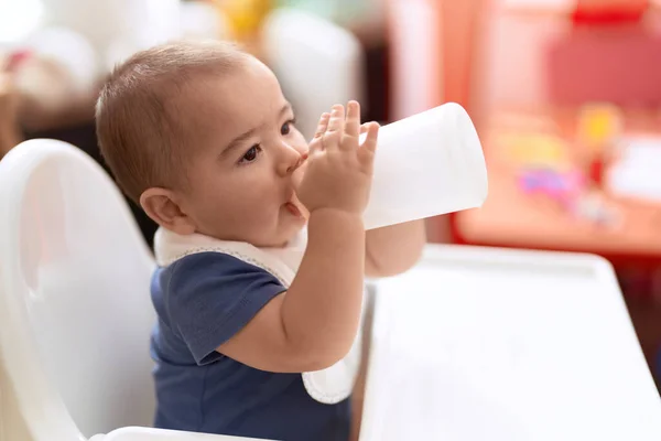 Bedårande Kinesiska Barn Dricksvatten Sitter Middag Stol Baby Hemma — Stockfoto
