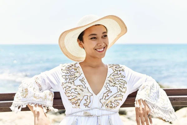 Young Hispanic Woman Smiling Confident Wearing Summer Hat Seaside — Fotografia de Stock