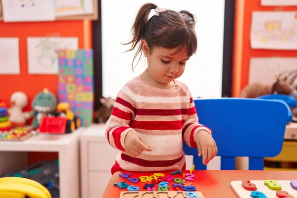 Entzückende Hispanische Mädchen Spielen Mit Mathe Puzzle Spiel Kindergarten Stehen — Stockfoto