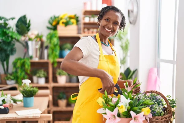 Middle Age African American Woman Florist Cutting Plants Flower Shop — Stock Photo, Image