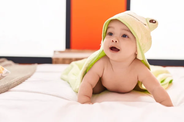 Entzückendes Hispanisches Kleinkind Mit Lustigem Handtuch Das Schlafzimmer Auf Dem — Stockfoto