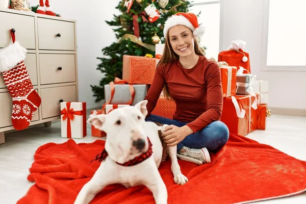Junge Kaukasierin Lächelt Selbstbewusst Und Sitzt Hause Mit Hund Weihnachtsbaum — Stockfoto
