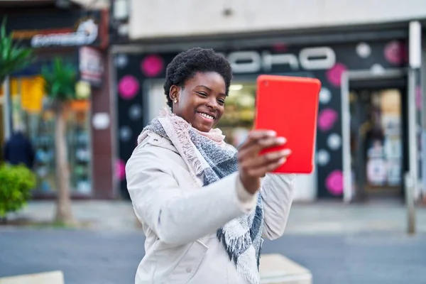 African American Woman Smiling Confident Having Video Call Street — Photo