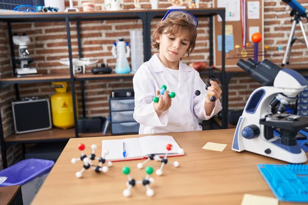 Uroczy Biały Chłopiec Student Trzyma Molekuły Klasie — Zdjęcie stockowe