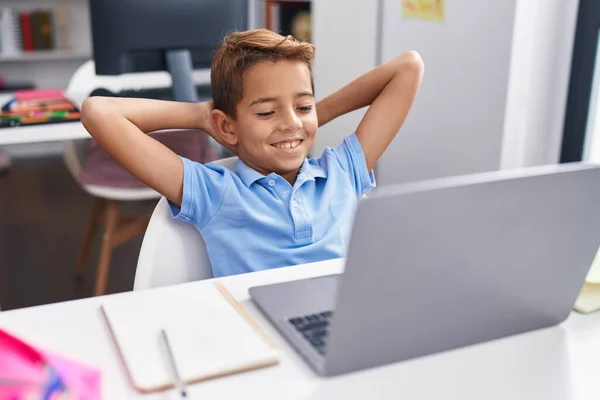 Entzückende Hispanische Junge Student Mit Computer Entspannt Mit Den Händen — Stockfoto