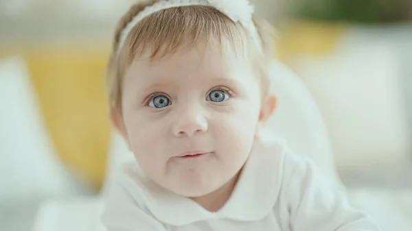 Αξιολάτρευτο Ξανθό Μωρό Κάθεται Καρεκλάκι Χαλαρή Έκφραση Στο Σπίτι — Φωτογραφία Αρχείου