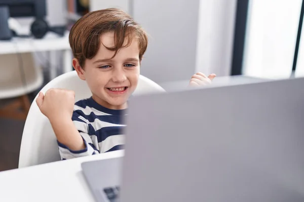 Αξιολάτρευτο Ισπανόφωνο Αγόρι Φοιτητής Χρησιμοποιώντας Φορητό Υπολογιστή Χαρούμενη Έκφραση Στην — Φωτογραφία Αρχείου