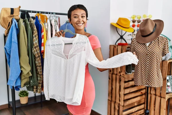Jovem Mulher Hispânica Cliente Sorrindo Confiante Escolher Roupas Segurando Camisa — Fotografia de Stock