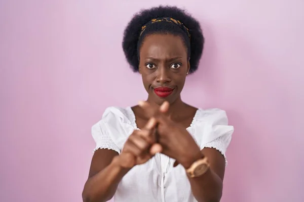 Mulher Africana Com Cabelo Encaracolado Sobre Rosa Expressão Rejeição Fundo — Fotografia de Stock