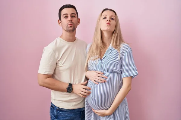 Junges Paar Das Ein Baby Erwartet Das Vor Rosa Hintergrund — Stockfoto
