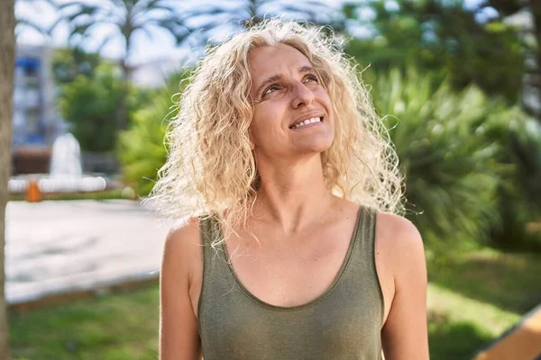 Middelaldrende Blond Kvinne Smilende Selvsikker Går Parken – stockfoto
