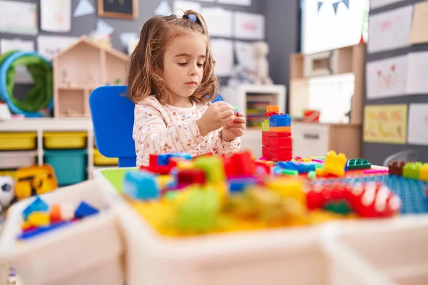 Чарівна Іспаномовна Дівчина Грає Будівельними Блоками Сидячи Столі Дитячому Саду — стокове фото