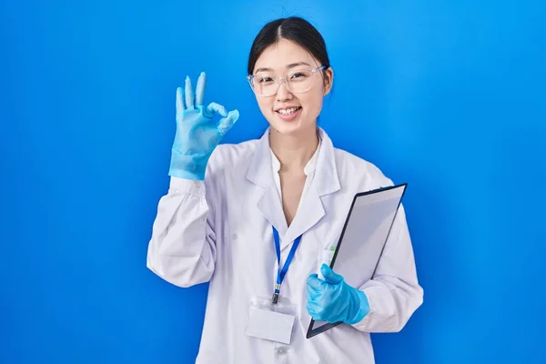 Chinese Young Woman Working Scientist Laboratory Smiling Positive Doing Sign – stockfoto